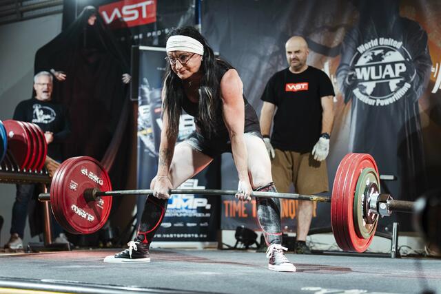 Im Kreuzheben schraubte Andrea Thurner ihre Bestleistung auf unglaubliche 200 Kilogramm. | Foto: Rising Productions