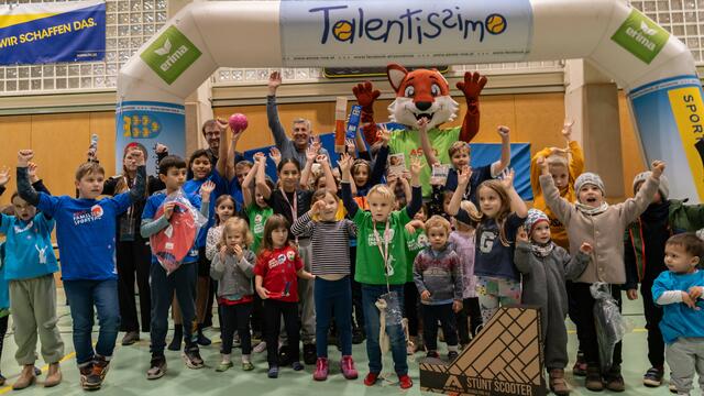 Zum Abschluss gab es viel Applaus für das ASVÖ-NÖ-Eventbegleitungsteam mit Toni, Martin, Susi, Nina, Nicole, Jenny und natürlich für Maskottchen Filu. | Foto: ASVÖ-NÖ/Fitschi Pemmer