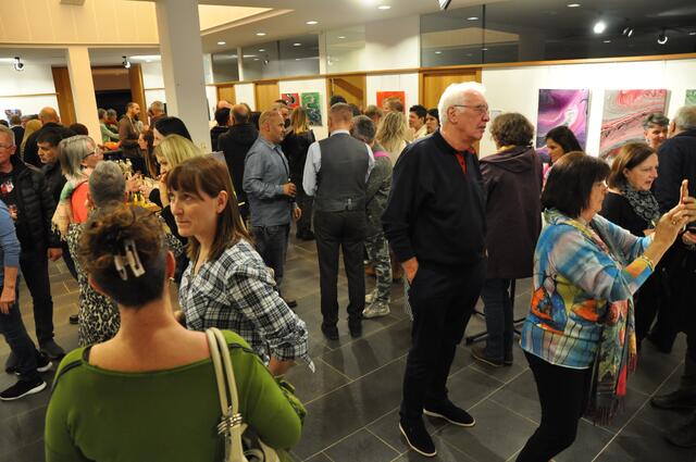 Großer Andrang an Besuchern herrschte bei der Vernissage im Gemeindeamt.