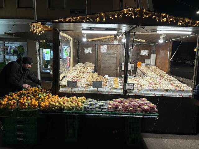 Für Stärkung wird am Adventmarkt Favoriten gesorgt. | Foto: Karl Pufler/MeinBezirk