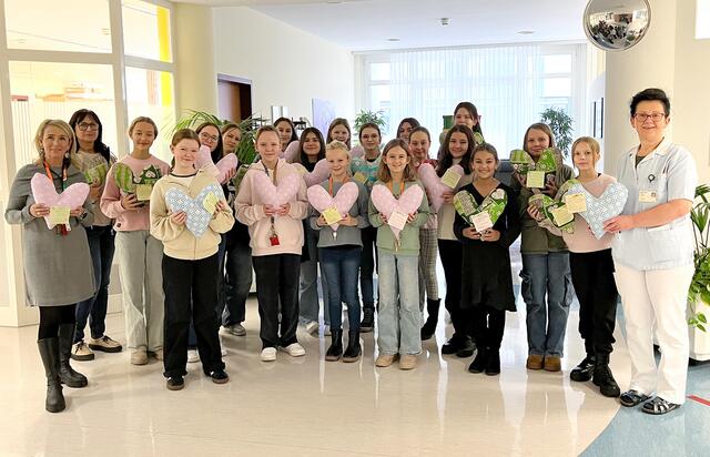 Pädagogin Silvia Kocher (ganz links) und die Schülerinnen des Franziskus Gym Wels übergeben die Herzkissen an Stationsleiterin Helga Emrich im Klinikum Wels-Grieskirchen. | Foto: Klinikum Wels-Grieskirchen