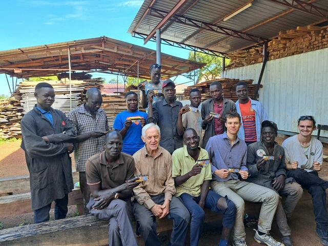 Bruno Plunger mit den Auslandszivildienern Simon Rebhan und Simon Kammerstätter und den Arbeitern der Tischlerwerkstätte in Uganda. | Foto: ARGE Schulpartnerschaft