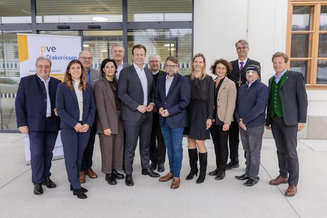 Vertreterinnen und Vertreter der Primärversorgungseinheit, der Politik sowie Ehrengäste bei einem Lokalaugenschein in Mürzzuschlag. | Foto: Manuel Froihofer