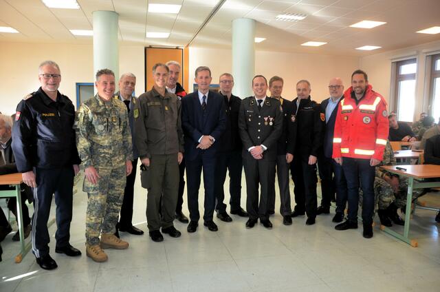 Die Kommandanten der Einsatzorganisationen mit dem  aus dem Amt scheidenden BH