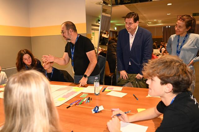 Bürgermeister Stefan Szirucsek, Sitemanagerin Alexandra Harrer und Gäste aus Vichy bei der Gruppenarbeit. 
 | Foto: psb/sap