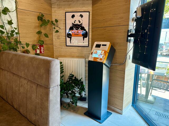 Statt Bankomaten findet man im Simmeringer Lokal einen Bitcoinautomaten. | Foto: Delicious