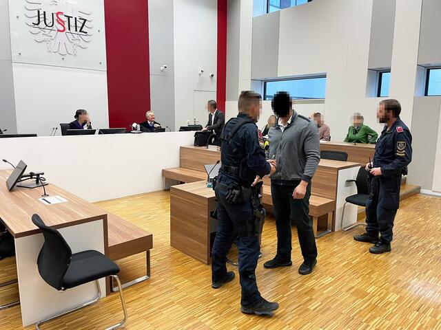 Zwei Justizwachebeamte eskortierten den Profikämpfer in Handschellen vor den Schöffensenat. | Foto: Gernot Heigl