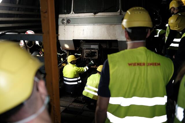 Die Gleise, die Stromschiene, die Zugsicherungsanlage und das Bauwerk werden in Folge auf Schäden überprüft. Auch der vom Brand betroffene Sonderwaggon wurde begutachtet. | Foto: Julia Allerding / Wiener Linien