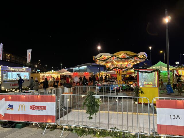 Während die Älteren ihren Punsch genießen, können die jüngeren das Karussell erklimmen. Aber auch Maroni, Bratäpfel oder andere Köstlichkeiten findet man hier. | Foto: Karl Pufler/MeinBezirk