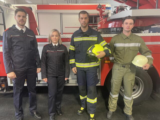 Die blaue Uniformen (2.v.r) kommen ab nächstem Jahr zum Einsatz: Die "Grüne" wird nach 4 Jahrzehnten ausgemustert.  | Foto: MeinBezirk.at