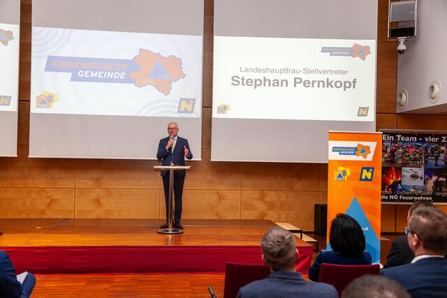 Landeshauptfrau-Stellvertreter Stephan Pernkopf hob die Vorbildfunktion der ausgezeichneten Gemeinden hervor. | Foto: NOEZSV