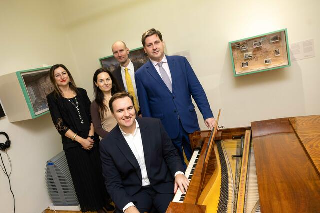 Beim Klavierkonzert im Beethovenhaus brillierten Wolfgang und Michael Capek am historischen Hammerklavier. Im Bild: Generalsekretärin Chiara Ronchini (vorne links), der 1.Botschaftssekretär der Tschechischen Republik, Oskar Novák (hinterste Reihe), Bürgermeister Stefan Szirucsek und Pianist Michael Capek | Foto: psb/c.kollerics