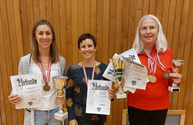 Über sieben Stockerlplätze konnten sich die Badmintonspielerinnen, von Europajugend Gleisdorf,  bei den diesjährigen Österreichischen Badminton-Meisterschaften der Senioren, in Judenburg freuen. | Foto: zVg