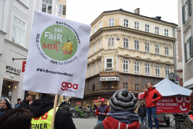 Nach wie vor gibt es keine Einigung in den Kollektivverhandlungen. Bereits vor einem Jahr, im November 2023 hatten die Beschäftigten im Handel elf Prozent mehr Gehalt und mehr Freizeit gefordert und waren dafür auf die Straße gegangen. | Foto: Carmen Kurcz