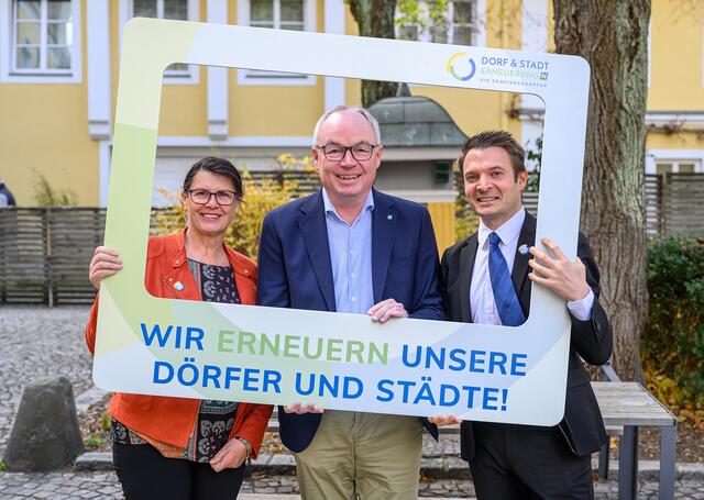 Die Dorf- und Stadterneuerung will im kommenden Jahr vor allem die Ortskerne aus dem Dornröschenschlaf holen: Obfrau Maria Forstner, LH-Stellvertreter Stephan Pernkopf und Geschäftsführer Martin Ruhrhofer. | Foto: NLK Burchhart