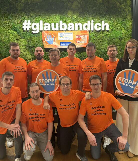 Kollegen der Wiener Neustädter Sparkasse gemeinsam mit Kollegin und Soroptimistin Astrid Pürzl vorne (von links nach rechts): Oliver Dzajic, Dominik Hofer, Michael Sedlak, Stefan Windholz hinten (von links nach rechts): Thomas Stadelmayer, Roman Harbich, Michael Weber, Christian Spitzer, Martin Haas, Martin Koller und Astrid Pürzl. | Foto: Wiener Neustädter Sparkasse