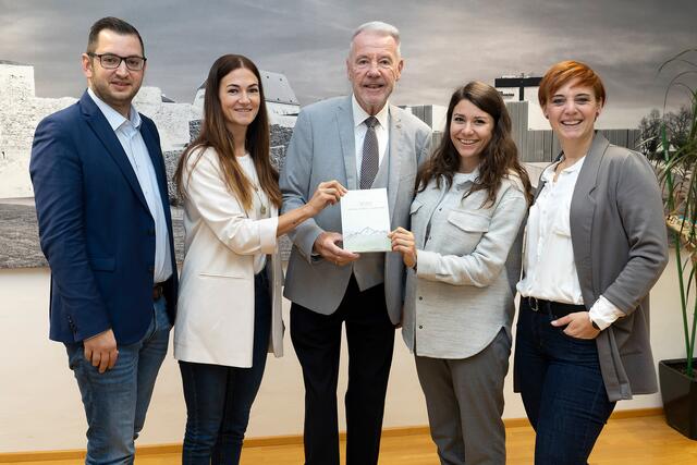Gemeinderat LAbg. Philipp Gerstenmayer, Marlen Förster, Bürgermeister Klaus Schneeberger, Sarah List und Elisabeth Berger. | Foto: Stadt Wiener Neustadt/Weller