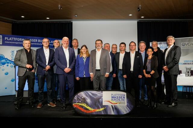 Obmann PWB Helmut Herlicska mit seinen beiden Stellvertretern Christian Portschy und Christian Zörfuss, Manfred Eisenhut, Regina Sommer, Josef Wagner und weitere Mitglieder der Plattform Wasser Burgenland. | Foto: PWB/APA-Fotoservice/Hollunder