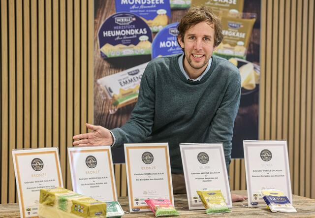 Der Geschäftsführer Gerrit Woerle freut sich über zweimal Silber und dreimal Bronze bei den World Cheese Awards. | Foto: Woerle/Neumayr