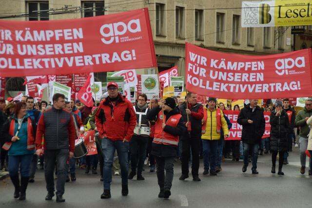 Die Gewerkschaft GPA rief heute in ganz Österreich Betriebsrät:innekonferenzen ein, um die weitere Vorgangsweise zu beraten und Kampfmaßnahmen zu beschließen. | Foto: Carmen Kurcz