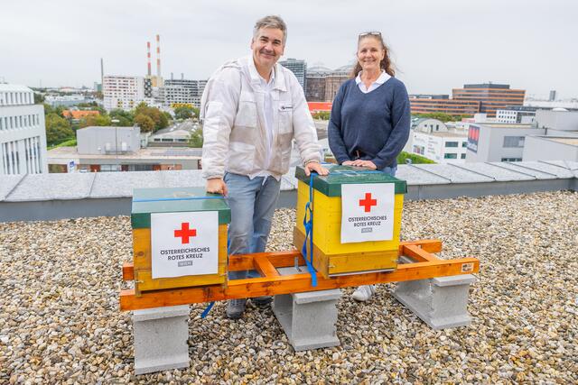 Herbert Fuchs und die Leiterin des Gebäudemanagements, Petra Schilling, vor den beiden Bienenstöcken am Dach.  | Foto: WRK/Holly Kellner