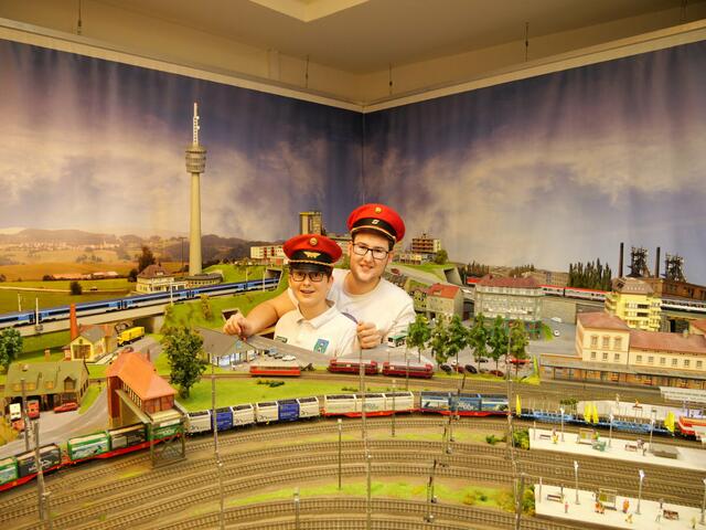 Begeisterung für Groß und Klein: Jonas und Daniel bei der Modellbahn Deutschlandsberg. | Foto: Modellbahn Deutschlandsberg