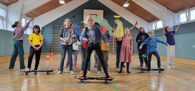 Momentan trainieren die jungen Akrobat:innen auf einen ganz besonderen Höhepunkt hin – nämlich auf ihre Vorführung am Tag der Offenen Tür.  | Foto: Sport/Mittelschule St. Valentin