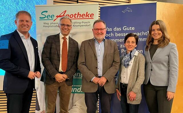 Am Bild v.l.n.r.: Gesundheitsreferent Dr. Markus Steindl, Notar Mag. Dr. Christian Perchtold, ehem. Präsident der Apothekerkammer Kärnten Mag.pharm Paul Hauser, Leiterin der Seeapotheke Mag.pharm Gräfling-Posch und Frau Catarina Priemayr von der Firma Genericon.