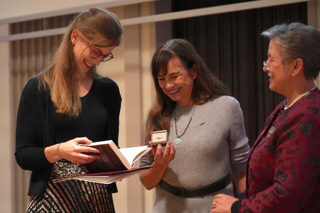 Von li. n. re. Carmen Possnig (Preisträgerin), Petra Hackenberg-Wiedl (Zonta Amelia Earhart Chair District 14), Jutta Trube (Governor Zonta District 14). | Foto: Julia Perktold