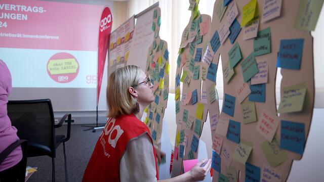Die Gewerkschaft GPA rief heute in ganz Österreich Betriebsrät:innekonferenzen ein, um die weitere Vorgangsweise zu beraten und Kampfmaßnahmen zu beschließen. | Foto: Stefan Schubert
