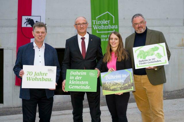 Tiroler Wohnbau GF Walter Sojer, LH Anton Mattle, Bürgermeisterin Stefanie Krabacher und Tiroler Wohnbau GF Christian Switak (v.l.). | Foto: fotostudiorene