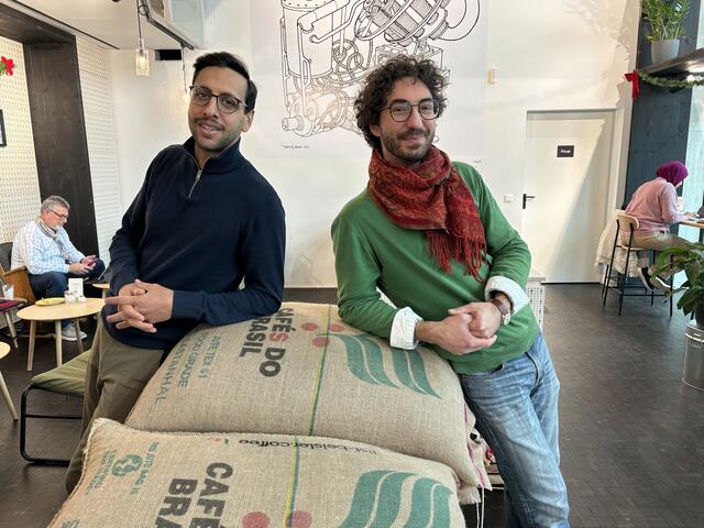 Aramis Karyagdi und Julian Preuschl-Spiegelfeld haben gemeinsam das Kaffeehaus gegründet. Den Namen hat das "Bruno-e-Marrone" von ihren Alter Egos. | Foto: Nathanael Peterlini/MeinBezirk