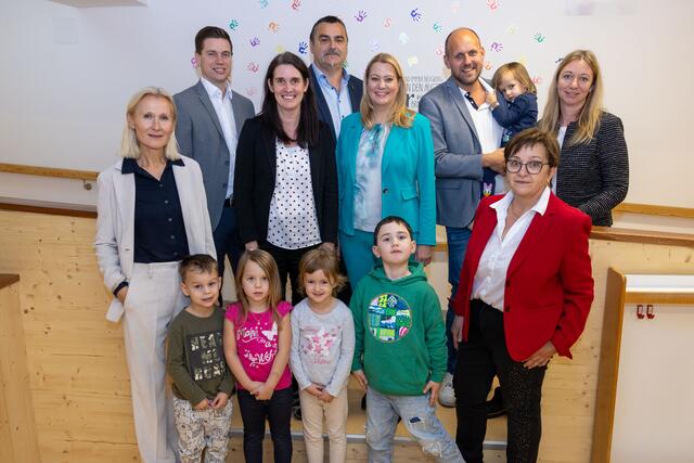 Manuela Müller (Direktorin Volksschule), SQM Daniel Baumann, Michaela Tader (Leiterin Kindergarten), Bgm. Martin Kramelhofer, Landesrätin Daniela Winkler, Vizebgm. Daniel Karacsonyi, Vera Tangl (Direktorin Mittelschule), Amtsleiterin Evelyn Knopf mit Kindern des Bildungscampus Rechnitz. | Foto: LMS