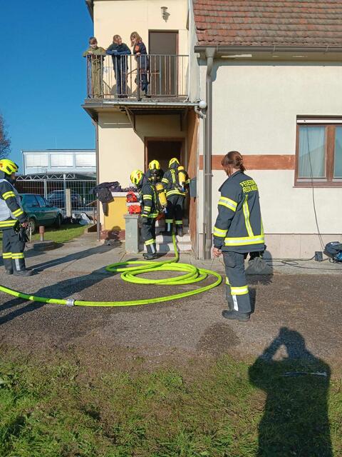 Im Rahmen der Übung wurden verschiedene Szenarien simuliert, bei denen die Feuerwehrleute unter Einsatz von Atemschutzgeräten in ein verrauchtes Stiegenhaus vordringen mussten. | Foto: FF Riedlingsdorf