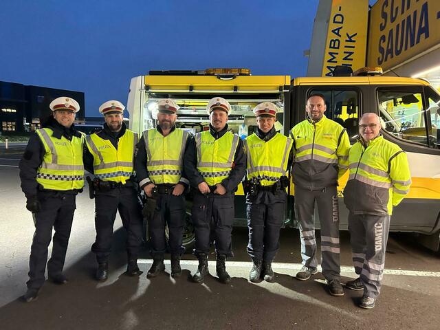 Polizei und Öamtc postierten sich mit besten Absichten an der B3 in Mauthausen. | Foto: Öamtc