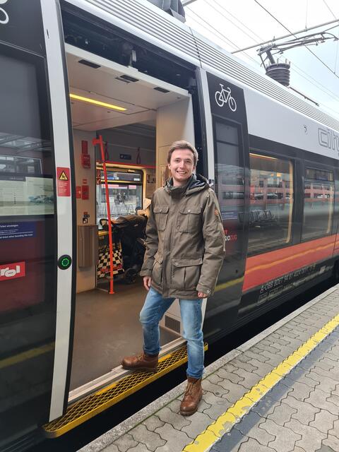 Grünen-Sprecher Matthias Schroll am Bahnhof. | Foto: Grüne