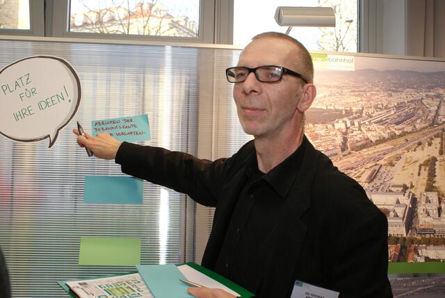 Landwirtschaftsökologe Thomas Proksch war für die Umsiedlung der Hamster zuständig und versucht zu beruhigen.  | Foto: Karl Puffer/MeinBezirk