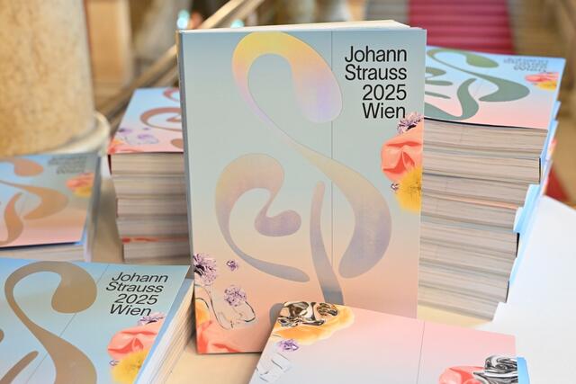 Im Programmheft kannst du alle Highlights rund um das Johann Strauss Festjahr 2025 in Wien einsehen. | Foto: Christian Jobst