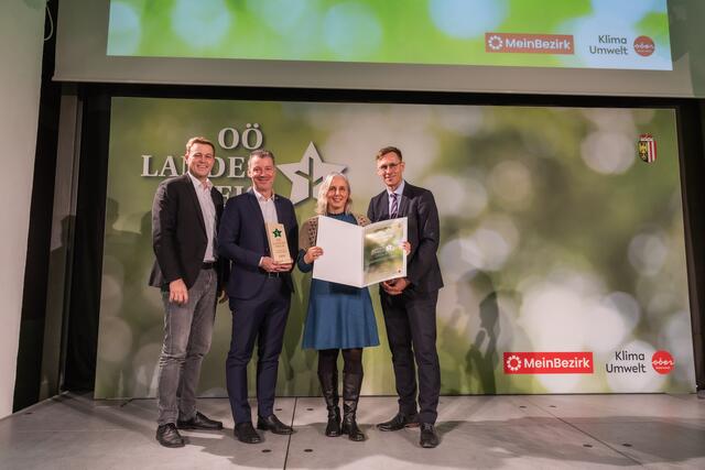Landesrat Stefan Kaineder,  Direktor Florian Koblinger und Daniela Perndorfer vom BG/BRG Brucknergymnasium Wels, Chefredakteur Thomas Winkler | Foto: Land OÖ/Tina Gerstmair