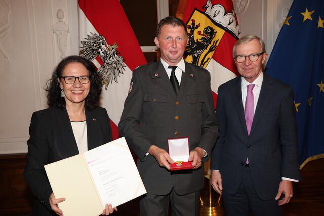 Landeshauptmann Wilfried Haslauer und Landesrätin Daniela Gutschi bei der Überreichung der Feuerwehr- und Rettungsmedaille für 25 Jahre an Hauptzugsführer Franz Schreilechner aus Mariapfarr.  | Foto: Land Salzburg/Franz Neumayr