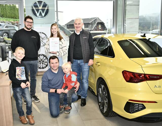 (hinten v.l.n.r.) Serviceberater Justin Junkermann, Valerie Patterer, Geschäftsführer Franz-Gerhard Patterer; (vorne) Serviceleiter Marko Scheiblauer mit seinen Söhnen Luca und Leo. | Foto: Autohaus Patterer ©