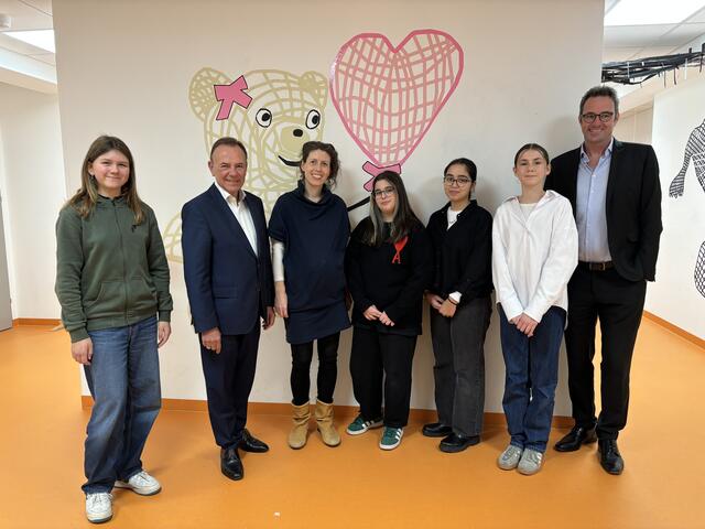 Gerald Bischof (2. v. l.) mit Lehrerin Simone Hintermayer-Scholz, Direktor Markus Michelitsch sowie Anja, Selin, Marwa und Martha. | Foto: Lisa Kammann
