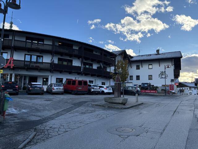 Bis zum Dorfbrunnen und hinauf durch die Bachleite hätte der Schwerverkehr müssen. Glücklich wäre mit dieser Lösung niemand gewesen, aber die Gemeinde fand bisher keine realistische Alternative – und sucht jetzt weiter. | Foto: Kainz