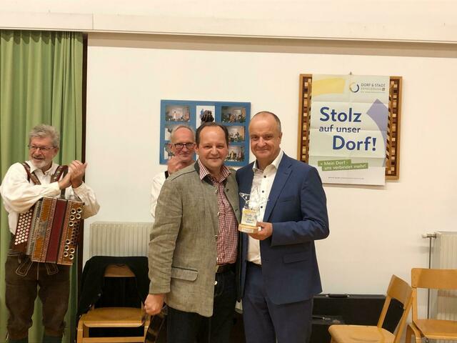 Obmann des Dorferneuerungsvereins Andreas Hochmuth und Bürgermeister Christian Lautner. | Foto: Andreas Hochmuth
