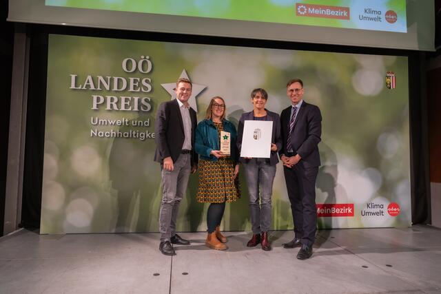 Landesrat Stefan Kaineder, Christine Roitmeier und Direktorin Isabel Deinhammer von der VS Scharten, Chefredakteur Thomas Winkler | Foto: Land OÖ/Tina Gerstmair