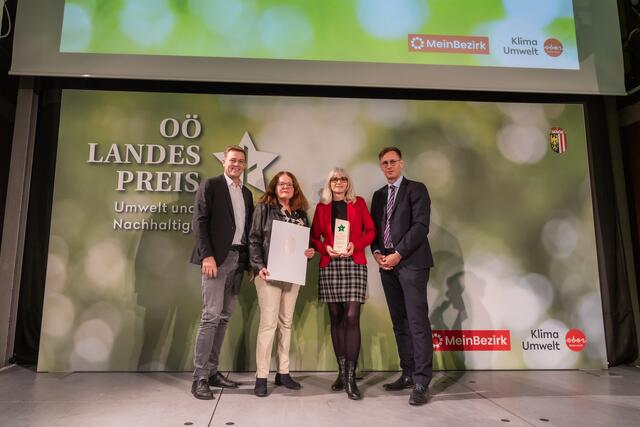 Landesrat Stefan Kaineder, Silvia Teubl-Neumüller und Obfrau Brigitte Knoll von EarthCare, Chefredakteur Thomas Winkler | Foto: Land OÖ/Tina Gerstmair