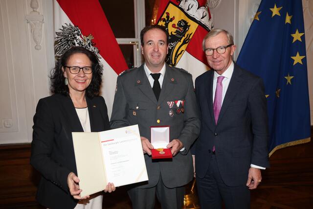 Im Bild: Landeshauptmann Wilfried Haslauer und Landesrätin Daniela Gutschi bei der Überreichung der Feuerwehr- und Rettungsmedaille für 25 Jahre an Hauptzugsführer Johannes Holzer aus Tamsweg.  | Foto: Land Salzburg/Franz Neumayr