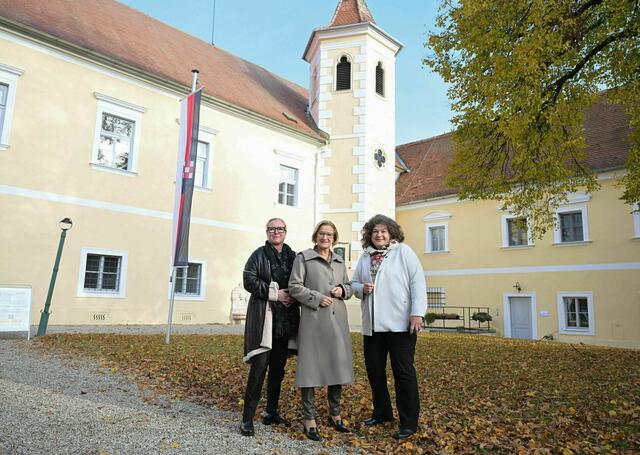 Ecoplus Prokuristin Petra Patzelt, Landeshauptfrau Johanna Mikl-Leitner und Atzenbruggs Bürgermeisterin Beate Jilch. | Foto: NLK Burchhart