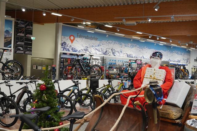 Der Nikolaus parkt im IKO Hallwang. | Foto: Simon Haslauer