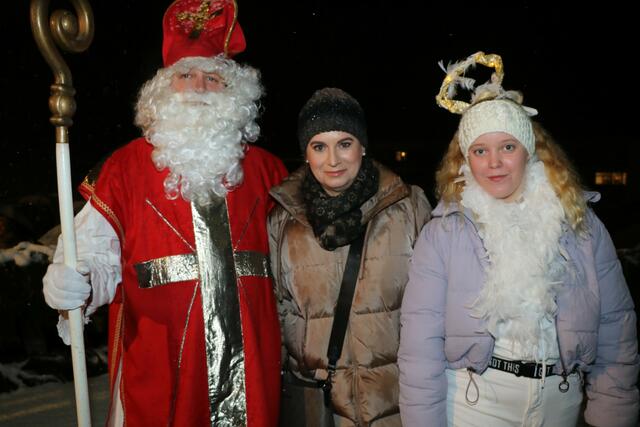Bürgermeisterin Doris Liposchek mit dem Nikolaus und seinem Weihnachtsengerl. | Foto: Peter Kowal senior